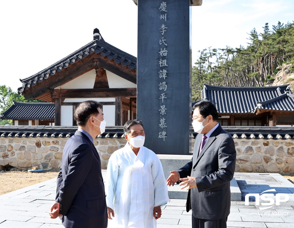 NSP통신-주낙영 경주시장과 김석기 국회의원이 지난 13일 고 이병철 삼성그룹 회장이 직접 쓴 경모비 앞에서 이상록 경주이씨 종친회장을 만나 고 이건희 회장의 기증품이 경주에 유치될 수 있도록 문중차원의 협조를 당부하고 있다. (경주시)