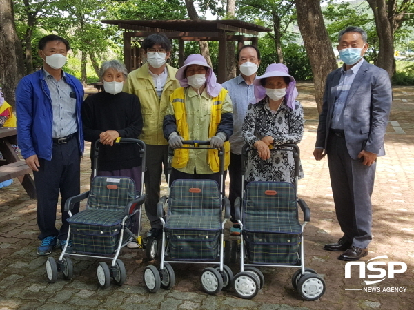 NSP통신-영양군 석보면지역사회보장협의체는 5월 가정의 달을 맞아 거동이 불편한 어르신 170가구에 보조 보행기와 지팡이(900만원 상당)를 전달했다고 17일 밝혔다. (영양군)