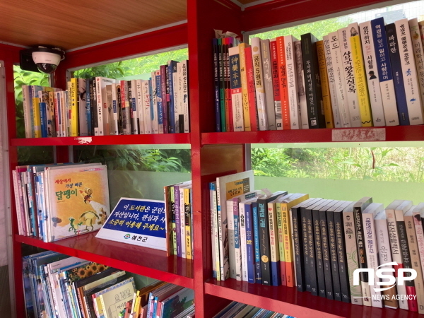 NSP통신-예천군은 산책을 하면서 편안한 마음으로 책을 읽어 독서가 일상이 될 수 있도록 남산, 청소년수련관 산책길과 도효자 마당에 숲속 작은 도서관 3개소를 운영하고 있다. (예천군)