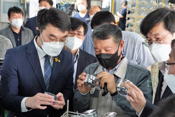 NSP통신-경기도 산단 대개조 사업 추진상황 점검회의에 앞서 반월시화산단에 위치한 동양피스톤을 찾은 김남국 국회의원(왼쪽)이 관계자로부터 생산과정에 대한 설명을 듣고 있다. (의원실)