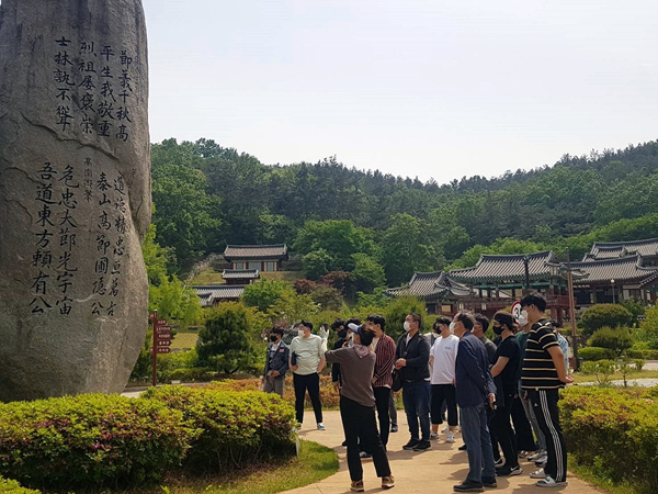 NSP통신-영천시 청소년 내고장 문화바로알기 탐방에서 청소년들이 임고서원에서 체험 활동을 하고 있다 (영천시)