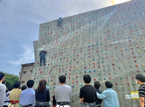 NSP통신-영천시 청소년 내고장 문화바로알기 체험활동에서 청소년문화의집을 방문해 클라이밍 체험을 하고 있다 (영천시)