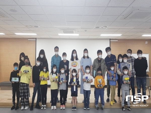 NSP통신-구미시립중앙도서관은 지난 15일부터 오는 29일까지 매주 토요일 오후 4시 30분부터 2시간 40분간 양포도서관에서 과학인성메이커교육으로 가족 로봇축구 대항전을 운영한다. (구미시)