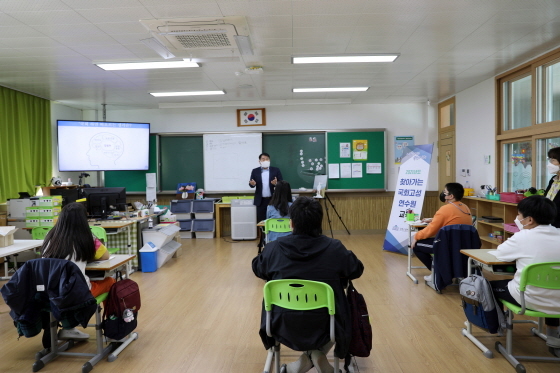 NSP통신-국회의정연수원은 도학초등학교에서 지난 12일 찾아가는 국회고성연수원 시범교육을 실시했다. (국회사무처)