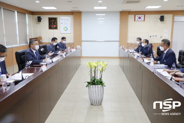 NSP통신-정석환 병무청장이 18일 대구경북병무청을 방문해 업무보고를 받고 있다 (대구경북지방병무청)