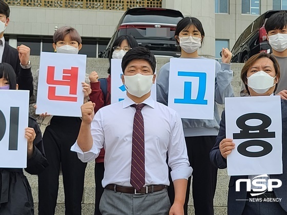 NSP통신-국민의힘 최고위원에 도전중인 이용 의원이 국회 본청 앞에서 지지하는 청년들과 함께 김념사진을 찍고 있다. (강은태 기자)