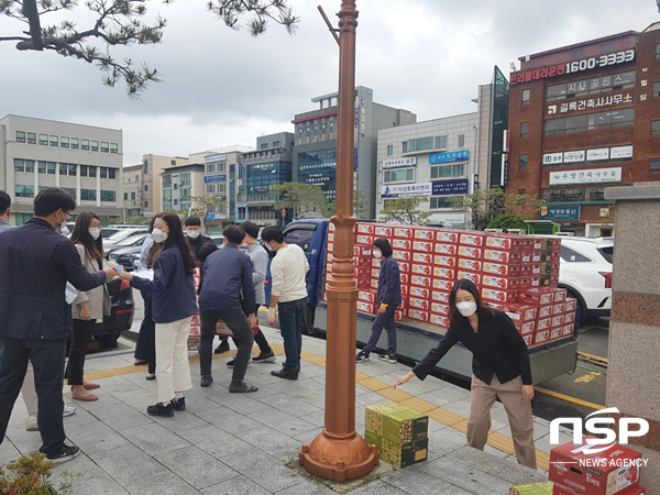 NSP통신-경주시 공무원 이사금 토마토 특판 행사 모습. (경주시)