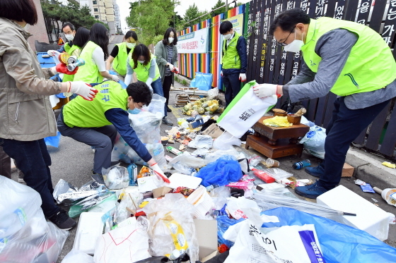 NSP통신-20일 수원시 공직자들이 매탄1동의 한 주택가에서 쓰레기를 분리하는 작업을 하고 있다. (수원시)