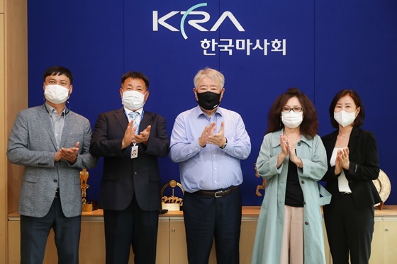 NSP통신-김우남 한국마사회장(가운데)가 산하 4개 노조 위원장들과 간당회 김념사진을 찍고 있다. (한국마사회)