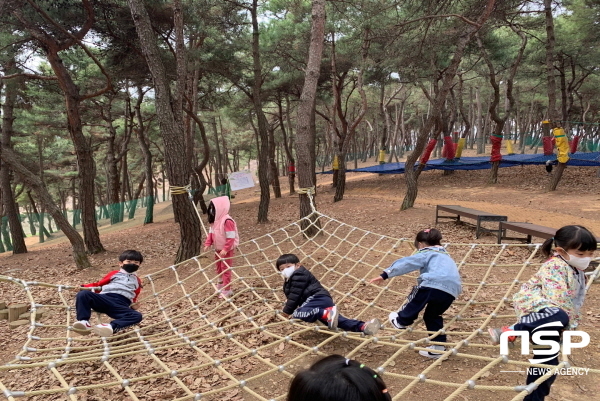 NSP통신-경상북도교육청은 부모-자녀 간 긍정적인 관계 형성 및 유아의 건강한 성장·발달을 지원하기 위해 유치원 미래형 학부모 놀이교실 사업을 추진한다. 경산동부유치원 놀이하는 모습 (경상북도교육청)