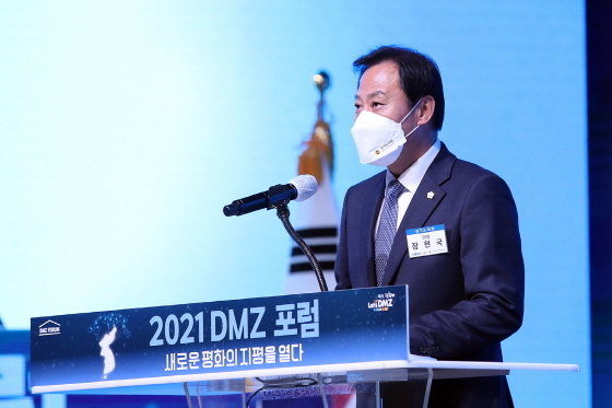 NSP통신-21일 킨텍스 제1전시장에서 개최된 2021 DMZ 포럼에서 장현국 경기도의장이 기념사를 하고 있다. (경기도의회)