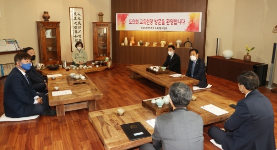 NSP통신-25일 장현국 경기도의장이 한국도예고등학교와 도자예술마을 이천도자예술마을 예스파크 등을 방문해 도자산업 육성방안을 논의하고 있다. (경기도의회)