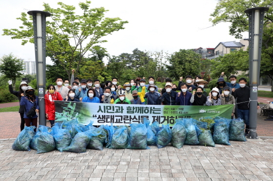 NSP통신-25일 수원시의회 도시환경위원회 위원과 참석자들이 생태계교란 야생식물 제거 작업 후 기념촬영을 하고 있다. (수원시의회)