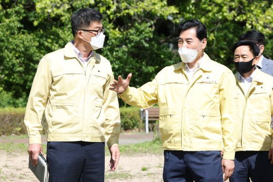 NSP통신-25일 현장행정의 날을 맞아 김상돈 시장(오른쪽)이 여가·복지분야 사업 추진현장을 찾아 직접 점검하고 있다. (의왕시)
