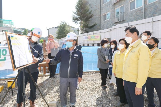 NSP통신-현장행정의 날을 맞아 김상돈 시장(오른쪽 첫번째)이 시니어클럽 신축공사 현장을 찾아 점검하고 있다. (의왕시)
