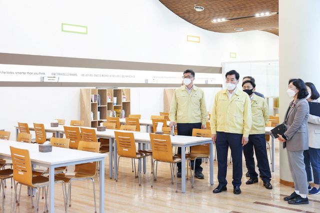 NSP통신-현장행정에 나선 김상돈 시장(가운데)이 중앙도서관 지하식당 리모델링 상황을 관계자와 함께 꼼꼼하게 살피고 있다. (의왕시)