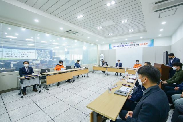 NSP통신-김상돈 시장(중앙 가운데)과 관계자들이 참석한 가운데 스마트도시 안전망 서비스를 통해 실시간 응급서비스와 화제감지 서비스를 시연하고 있다. (의왕시)