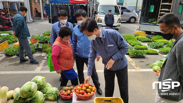 NSP통신-원흥대 월성본부 본부장 문무대왕면 전통시장 장보기 행사 참여 모습. (월성본부)