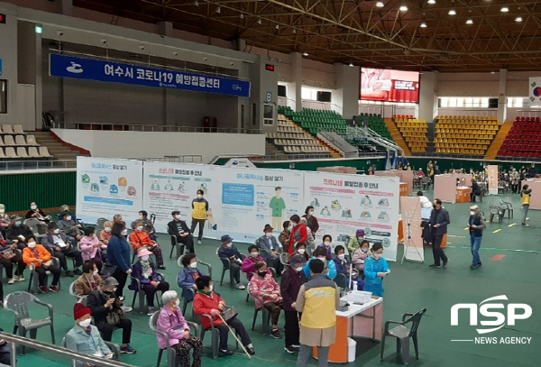 -여수시 코로나19 예방접종센터에서 예방접종 받는 시민들 (여수시)