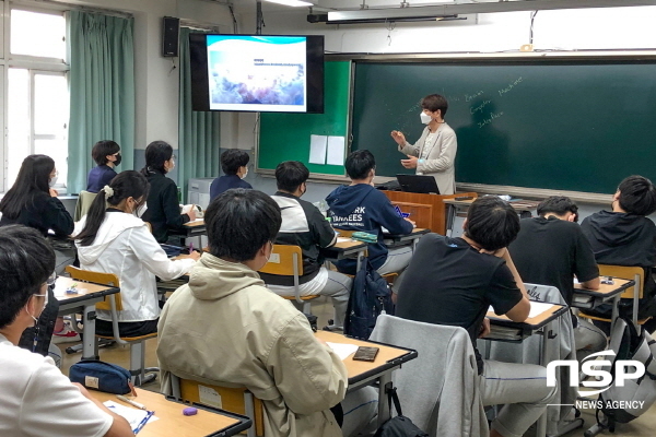 NSP통신-지난 21일 대구가톨릭대가 신명고에서 개최한 전공 탐색의 날에서 한 교수가 학생들에게 특강을 하고 있다. (대구가톨릭대학교)