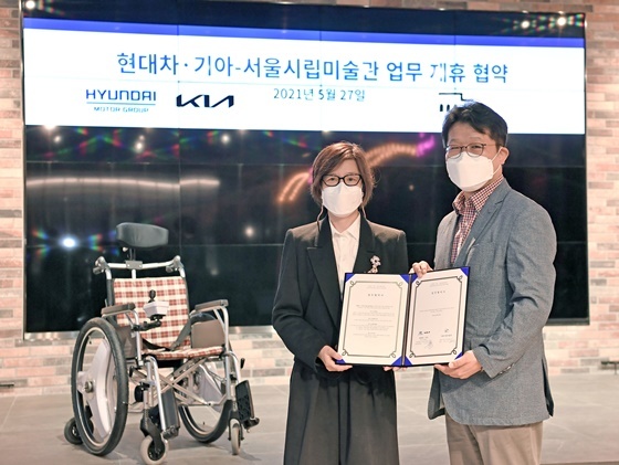 NSP통신-(왼쪽부터) 서울시립미술관 백지숙 관장, 기아 신동수 경영전략실장이 자율주행 시스템이 탑재될 전동 휠체어 앞에서 기념 사진을 촬영하고 있다. (현대차)