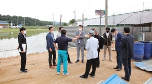 [NSP PHOTO]송미찬 안성시의원, 축사 민원현장 주민 애로사항 청취