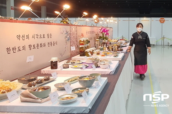NSP통신-예천군 귀농인 오병인 씨가 서울 서초구 양재동 aT센터에서 개최된 2020 한국음식관광박람회 한국국제요리 경연대회(전통음식전시분야) 에서 대통령상을 받는 영예를 얻었다. (예천군)