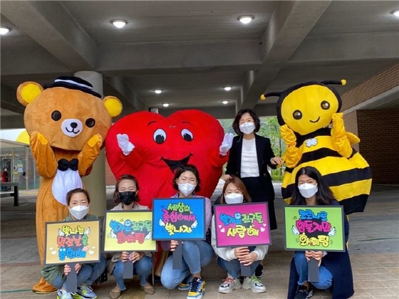 NSP통신-광명시 빛가온초등학교가 등교시간에 아주 특별한 등교맞이 이벤트를 펼친 가운데 학부모회 관계자들과 교직원들이 기념촬영을 하고 있다. (빛가온초등학교)