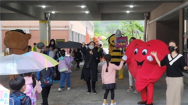 NSP통신-광명시 빛가온초등학교가 등교시간에 아주 특별한 등교맞이 이벤트를 펼치고 있다. (빛가온초등학교)