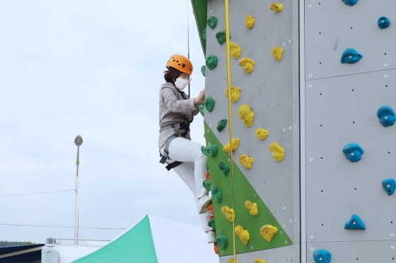 NSP통신-29일 안성맞춤랜드에서 개최된 제14회 산내들 푸른안성 환경축제에서 김보라 안성시장이 인공암벽 체험을 하고 있다. (안성시)