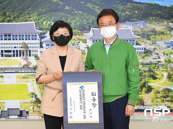 NSP통신-이철우 경북도지사(오른쪽)가 최미화 신임 사회소통실장에게 임용장을 수여하고 기념사진을 찍고 있다. (경상북도)