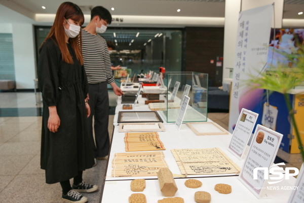 NSP통신-1일 대구가톨릭대 중앙도서관에서 열린 매체의 역사 전시전에서 학생들이 작품을 관람하고 있다. (대구가톨릭대학교)