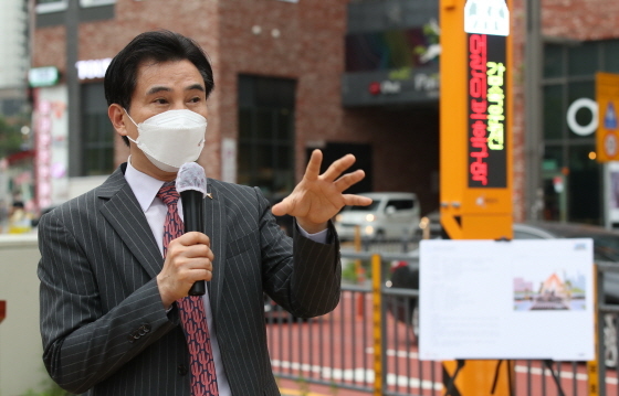 NSP통신-지난달 31일 서철모 화성시장이 스마트어린이 보호구역 안전시스템 구축 현장에서 발언을 하는 모습. (화성시)