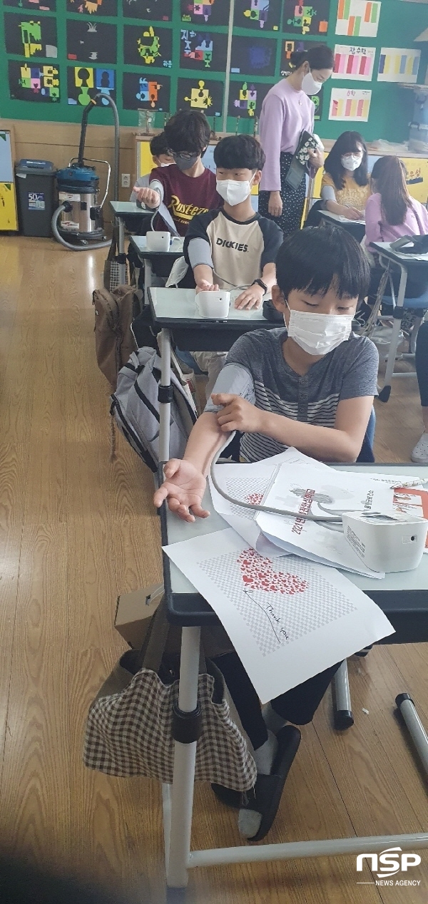 -울진군은 경북 심뇌혈관질환 예방관리사업 지원단의 운영지원 및 자문을 받아 지난 5월 17일부터 오는 28일까지 8회에 걸쳐 혈관안심학교로 선정된 부구초등학교 4학년과 6학년을 대상