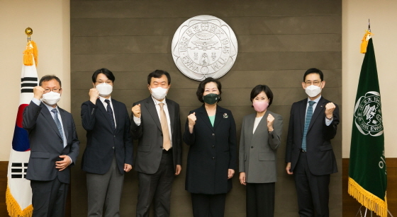 NSP통신-왼쪽부터 신정순 이화여자대학교 경영대 교수, 최문섭 이화여자대학교 경영대부학장, 김효근 이화여자대학교 경영대학장, 김은미 이화여자대학교 총장, 유명순 한국씨티은행장, 엄경식 한국씨티은행 커뮤니케이션부 본부장은 1일 이화여자대학교에서 열린 이화-씨티 글로벌 금융아카데미 20주년 기념식에서 기념촬영을 하고 있다. (한국씨티은행)