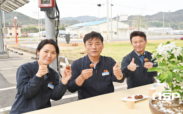 NSP통신-청송군은 청송사과의 우수성 홍보 및 소비활성화를 위해 청송사과빵을 개발하고 언제 어디서나 사과빵을 만들 수 있는 청송사과빵 트레일러를 활용해 관내 순회 홍보에 나선다 (청송군)