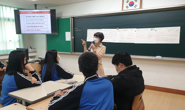 NSP통신-경산시선관위에서 장산중학교 청소년 대상으로 민주주의 선거 교실을 열고 강사가 교육을 진행하고 있다 (경산시)