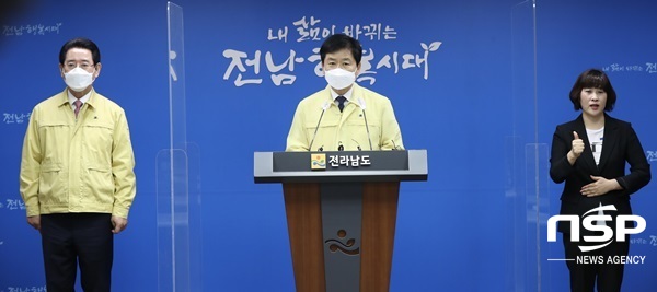 NSP통신-장석웅 전남교육감이 3일 김영록 전남도지사(사진 왼쪽)이 배석한 가운데 오는 7일부터 전남도내 전체학교 전면 등교와 관련한 브리핑을 하고 있다. (전남교육청)