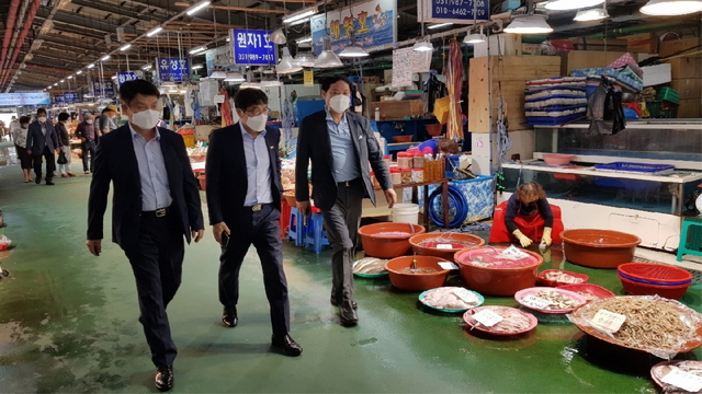 NSP통신-이석범 김포시 부시장이 농업기술센터 주요 추진 사업 점검을 위한 현장행정을 실시하고 있다. (김포시)