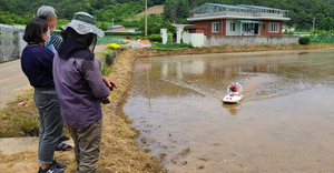 [NSP PHOTO]경산시, 논 제초제 살포용 농업 무인에어보트 도입