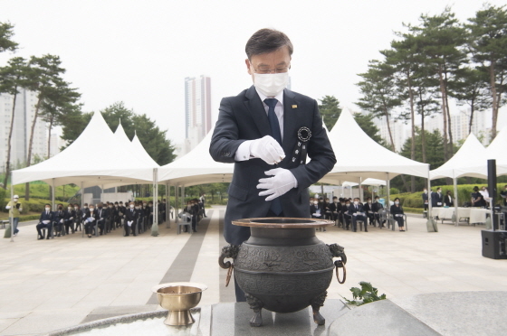 NSP통신-6일 현충탑에서 열린 제66회 현충일 추념식에서 정하영 김포시장이 헌화 및 분향을 하고 있다. (김포시)