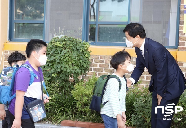 NSP통신-장석웅 전남교육감이 7일 무안 남악초등학교 전면등교 현장을 찾아 아이들을 격려하고 있다. (전남교육청)