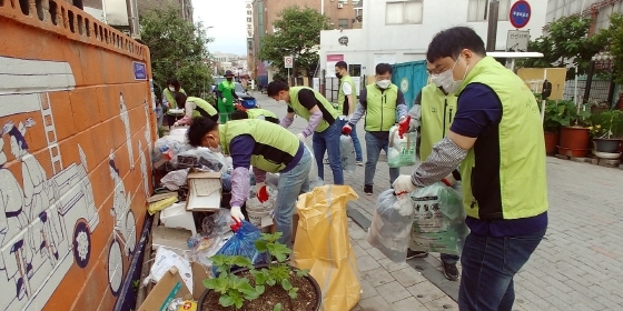 NSP통신-7일 수원문화재단 관계자 등이 쓰레기 분류 작업을 하고 있다. (수원문화재단)