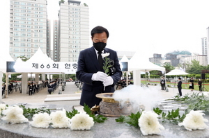 [NSP PHOTO]장현국 경기도의장, 현충탑 참배 순국선열·호국영령 넋 기려