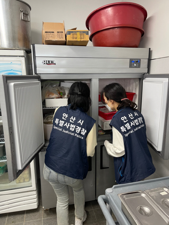 NSP통신-안산시 민생특별사법경찰팀이 대형음식점 83개소를 대상으로 원산지 표시 단속을 펼치고 있다. (안산시)