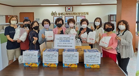 NSP통신-▲홍성군이 다함께 돌봄센터 아이들에게 간식을 제공한다. (홍성군)
