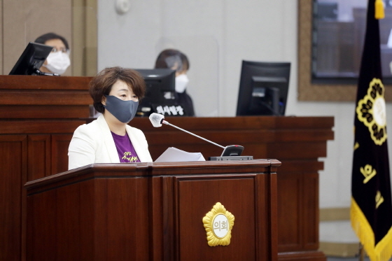 NSP통신-최영옥 수원시의원이 발언을 하고 있다. (수원시의회)