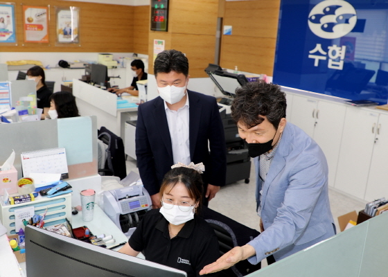 NSP통신-지난 8일 Sh수협은행 관계자들이 부산시수협을 방문해 현장교육을 실시하고 있다. (Sh수협은행)