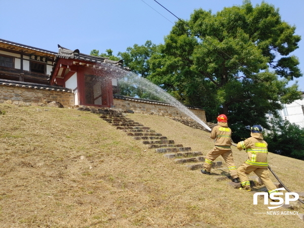 NSP통신-구미소방서는 9일 구미시 선산향교(경상북도 문화재자료 제123호)를 대상으로 목조문화재 및 산불 대비 합동소방훈련을 실시했다. (구미소방서)