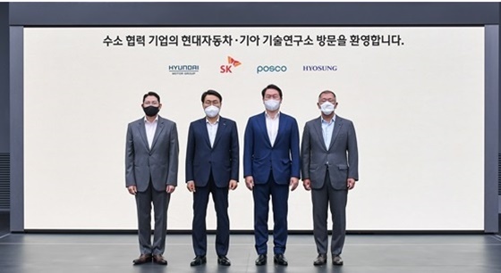 NSP통신-(왼쪽부터) 조현준 효성그룹 회장, 최정우 포스코그룹 회장, 최태원 SK그룹 회장, 정의선 현대차그룹 회장이 기념촬영을 하고 있는 모습